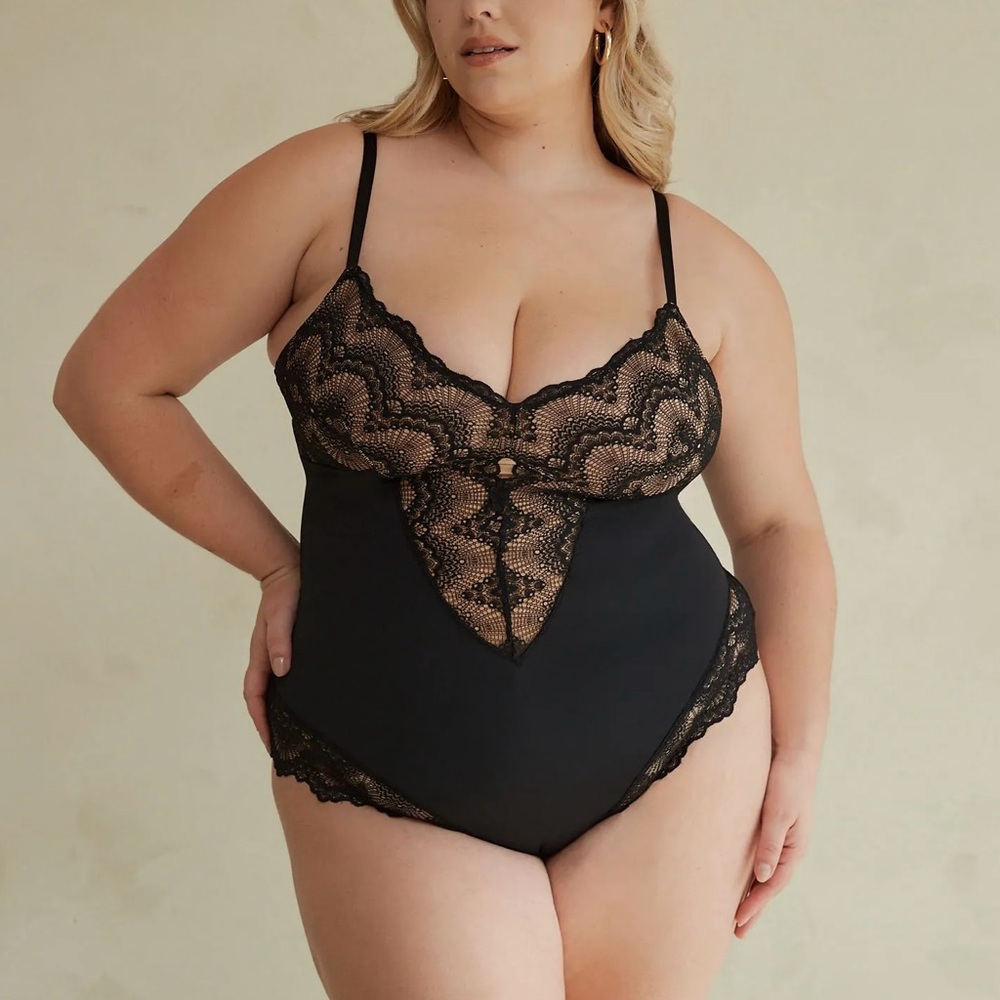 Romantic sculpting Black Lace Bodysuit - Picture 4 of 10